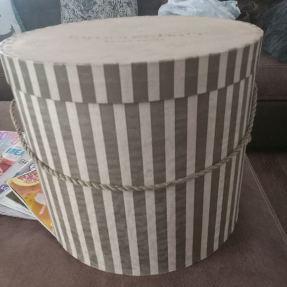 Antique hats and antique hat box - Picture 5 of 13